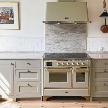 ilve bespoke range cooker with marble backsplash